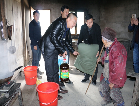 县纪委监察局对骆象村进行走访帮扶