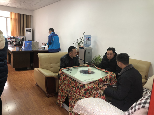 县纪委春节后上班第一天作风督查促收心