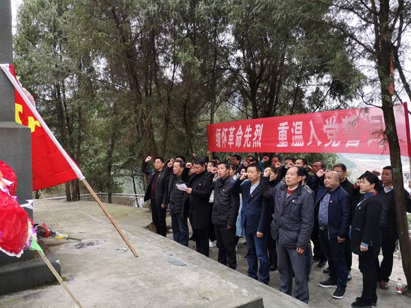 县纪委全体党员到金钟烈士陵园扫墓寄哀思