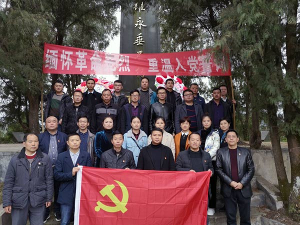 县纪委全体党员到金钟烈士陵园扫墓寄哀思