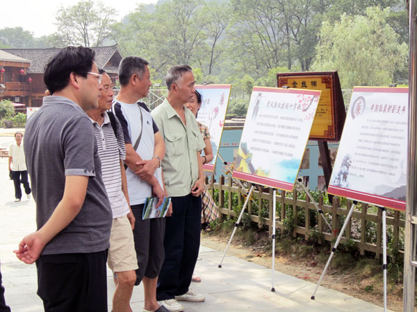 市纪委离退休干部到江口县考察廉政文化进景区建设工作