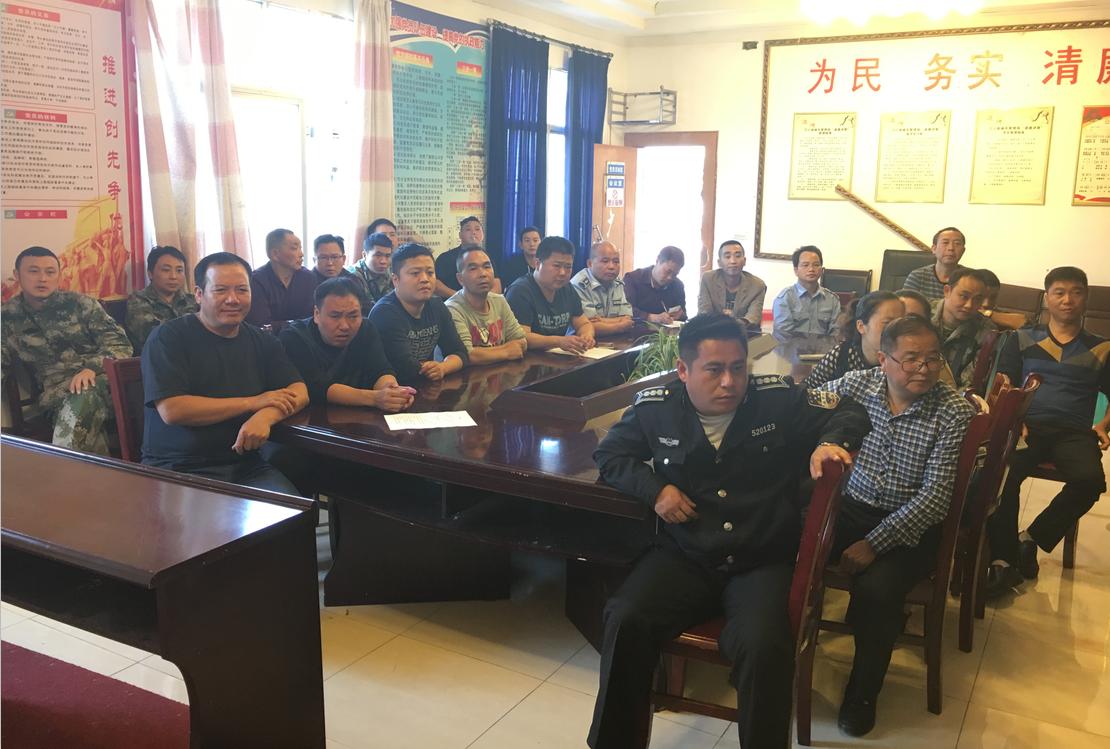 城管局全体党员干部集中收看永远在路上