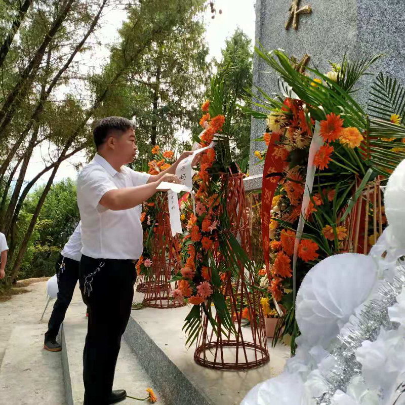 县纪委监委全体党员干部赴金钟革命烈士陵园接受革命传统教育