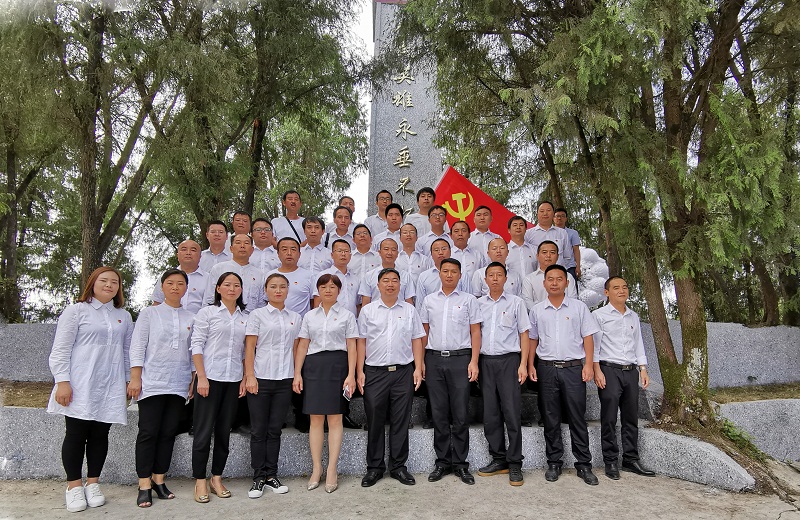 县纪委监委全体党员干部赴金钟革命烈士陵园接受革命传统教育