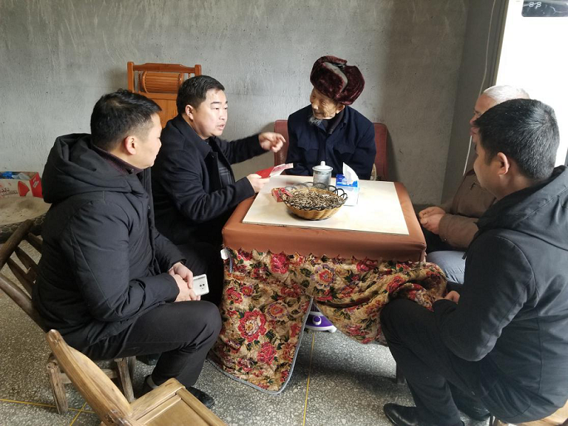 江口县纪委县监委开展春节慰问