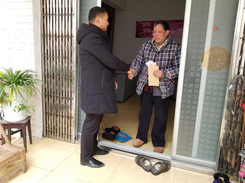 江口县纪委县监委开展春节慰问