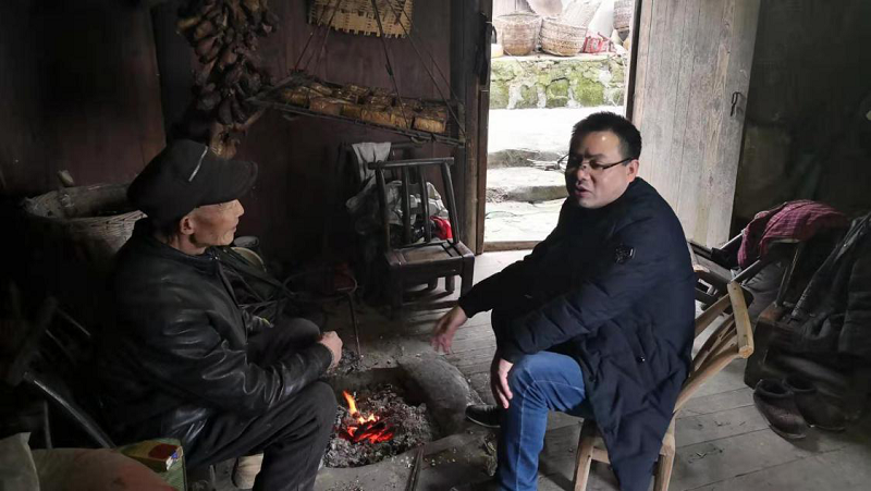 江口县纪委县监委开展春节慰问