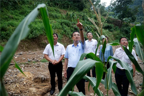 李克强在贵州铜仁大山深处走访看望受灾贫困户