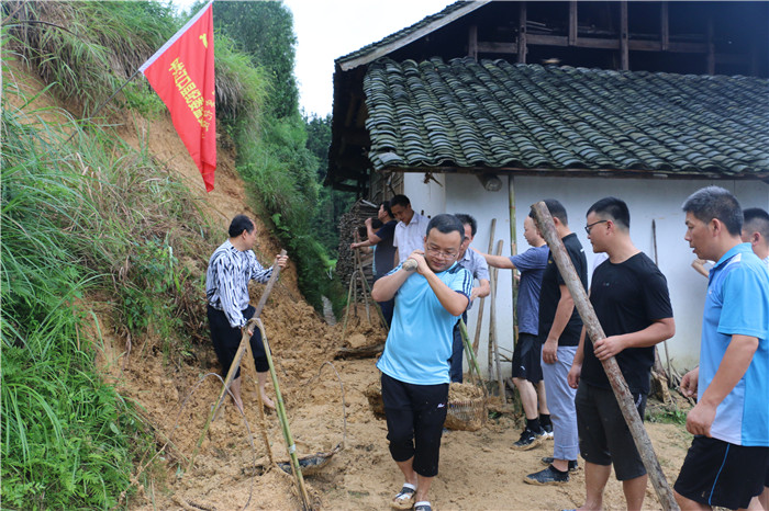 急难之时显初心   救灾一线践使命
