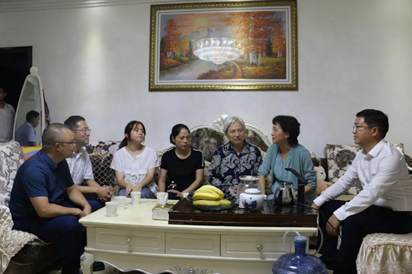 谢丹青看望慰问全国抗疫先进个人杨荣同志家属