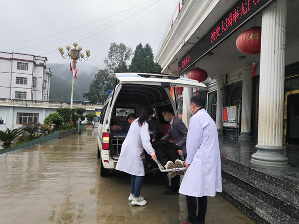 民和镇纪委开展谈话室医疗应急演练活动