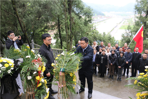 江口县纪委到烈士陵园开展祭扫活动