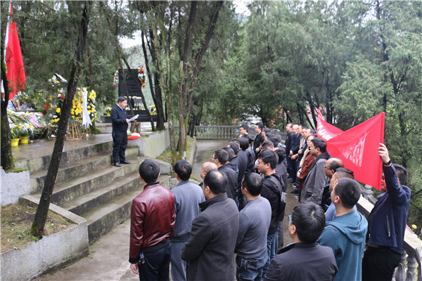 江口县纪委到烈士陵园开展祭扫活动